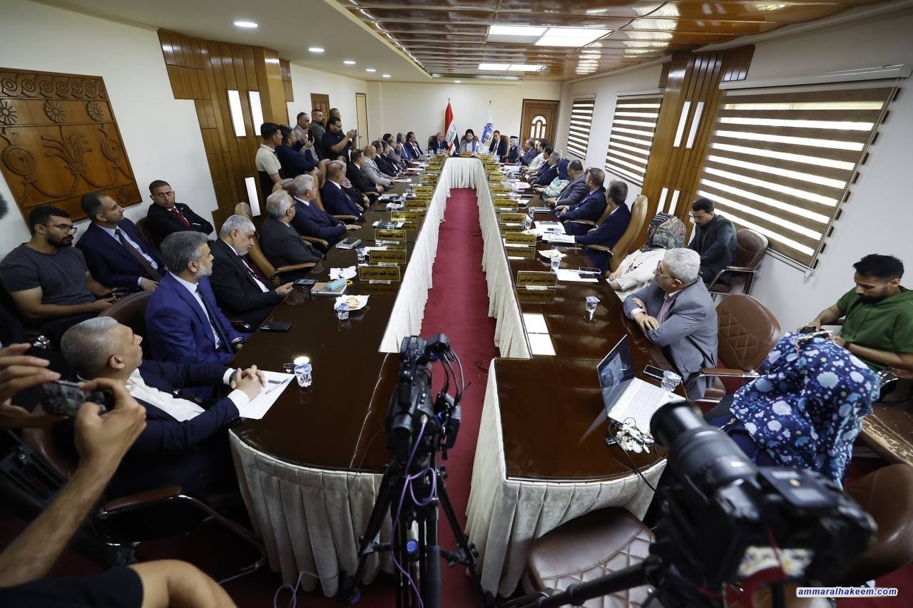 السيد الحكيم يشيد بتطور جامعة بابل ووجود كلية لتكنولوجيا المعلومات