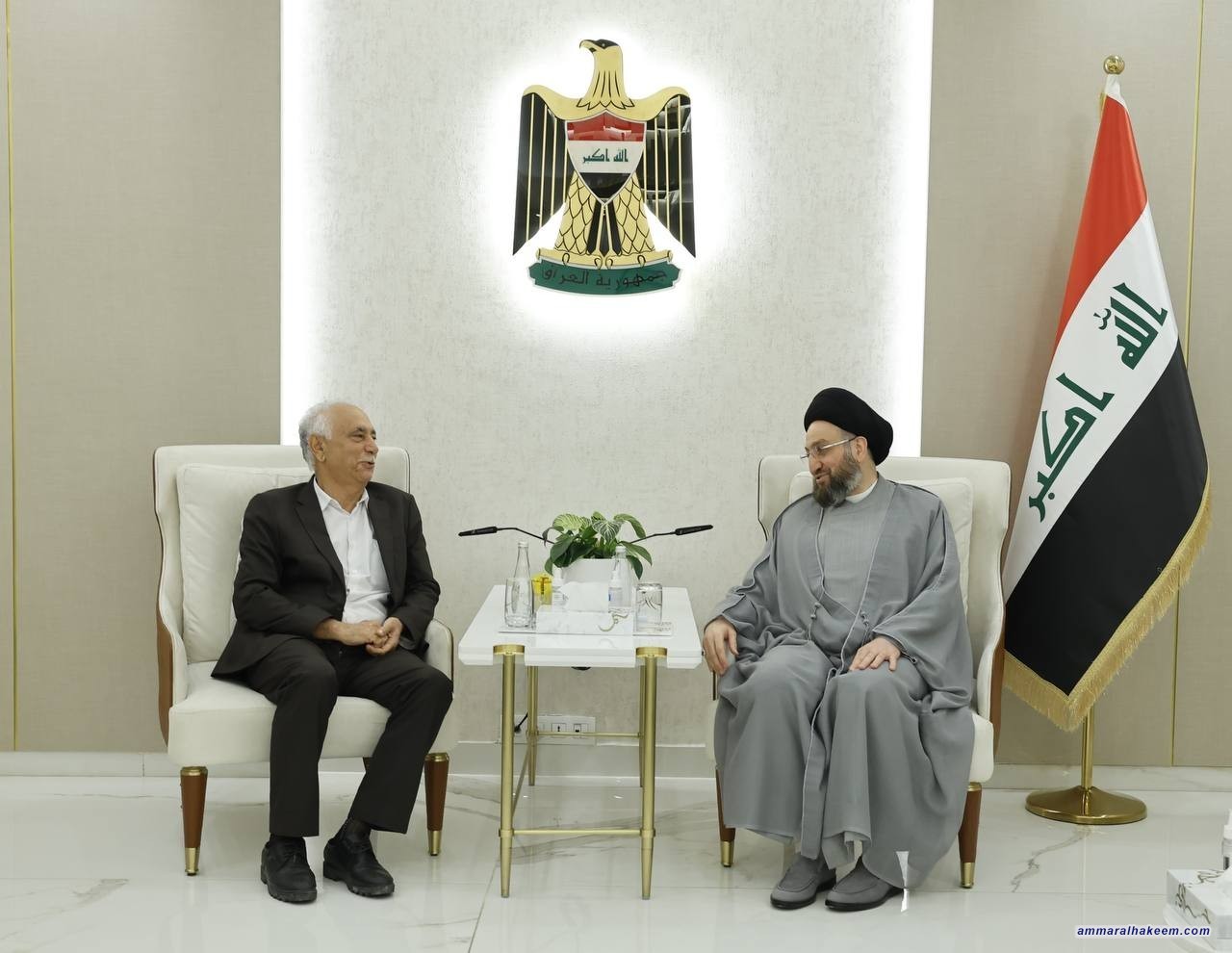 سەماحەتی حەكیم چاوی بە كۆمەڵێك توێژەر و ئەكادیمی كورد دەكەوێت و جەخت لە یەكبوونی گەلی عێراقی كرد