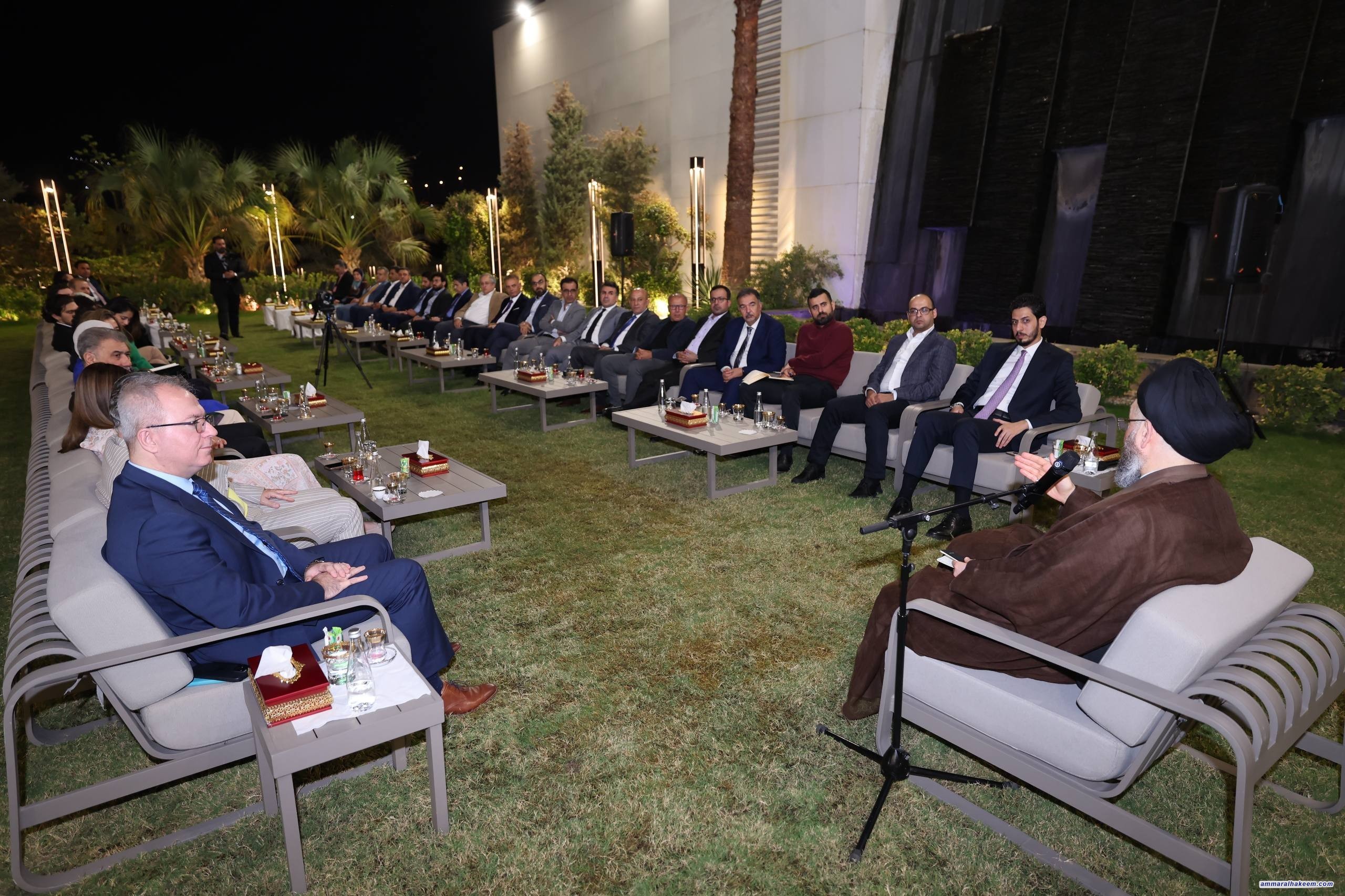 السيد الحكيم يشيد بدور الباحثين العراقيين في المؤسسات الدولية ويدعو إلى تعزيز التواصل معهم