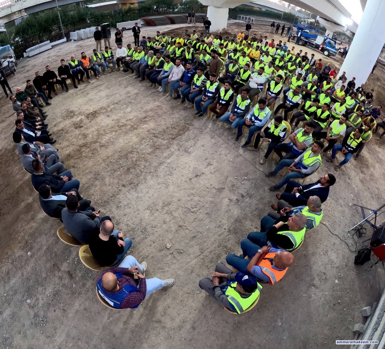 السيد الحكيم يلتقي المهندسين والعمال في مواقع العمل في بغداد: دعوة للاستفادة من شهر رمضان الكريم وفخر بالجهد الوطني