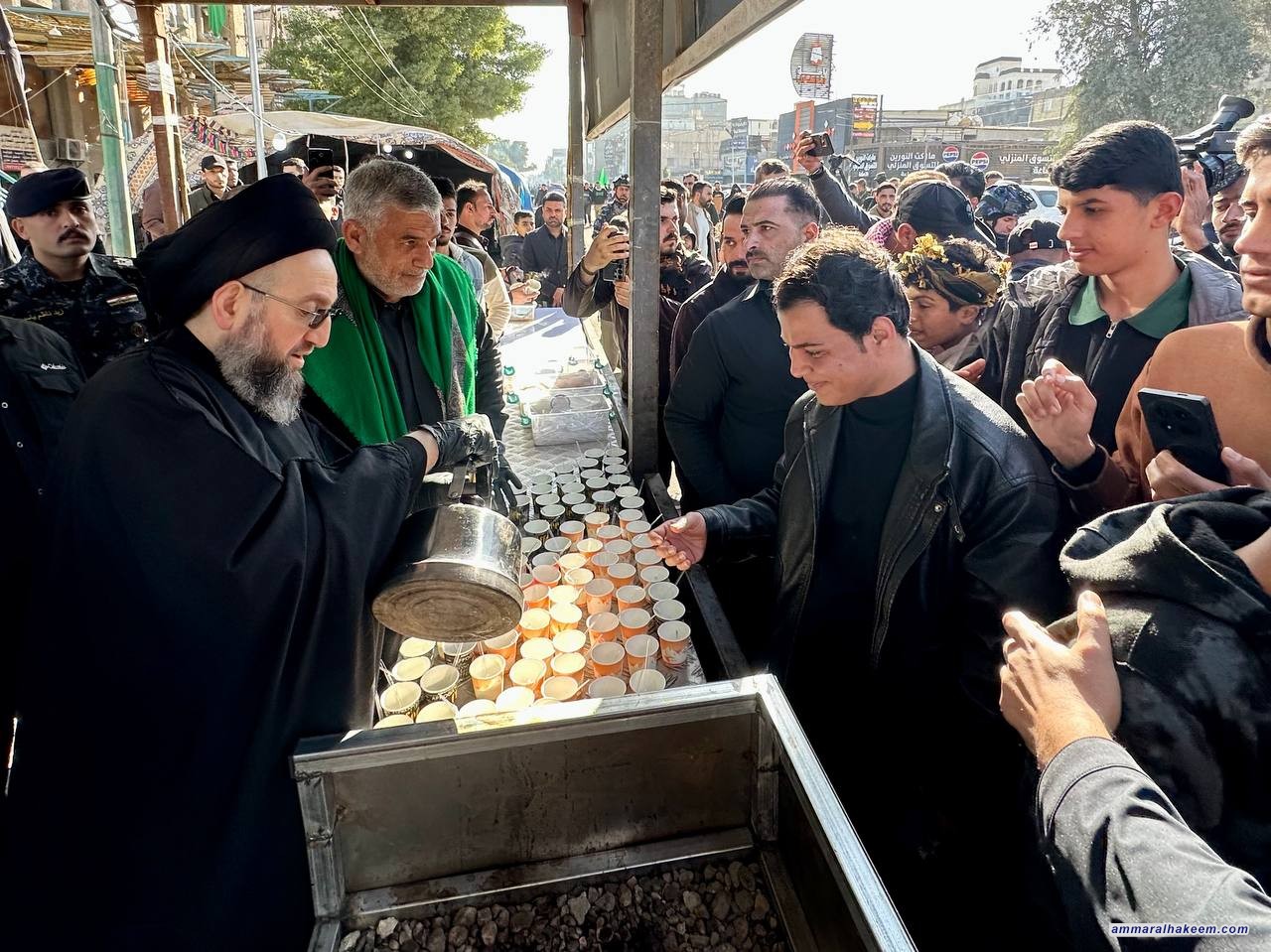 تقرير مصور .. سماحة السيد الحكيم يزور عددا من المواكب الحسينية ويشارك في خدمة زوار الإمام موسى بن جعفر الكاظم (عليه السلام)
