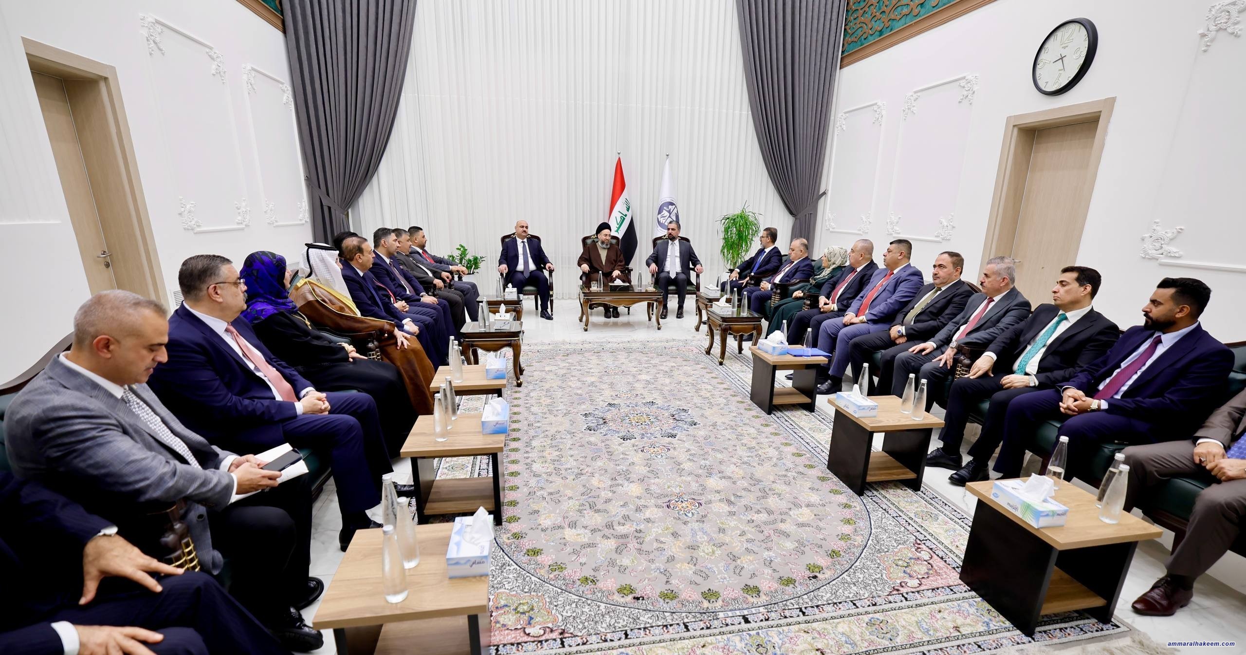 السيد الحكيم يدعو إلى تعزيز صلاحيات حكومة كركوك واستثمار تنوعها ومقدراتها