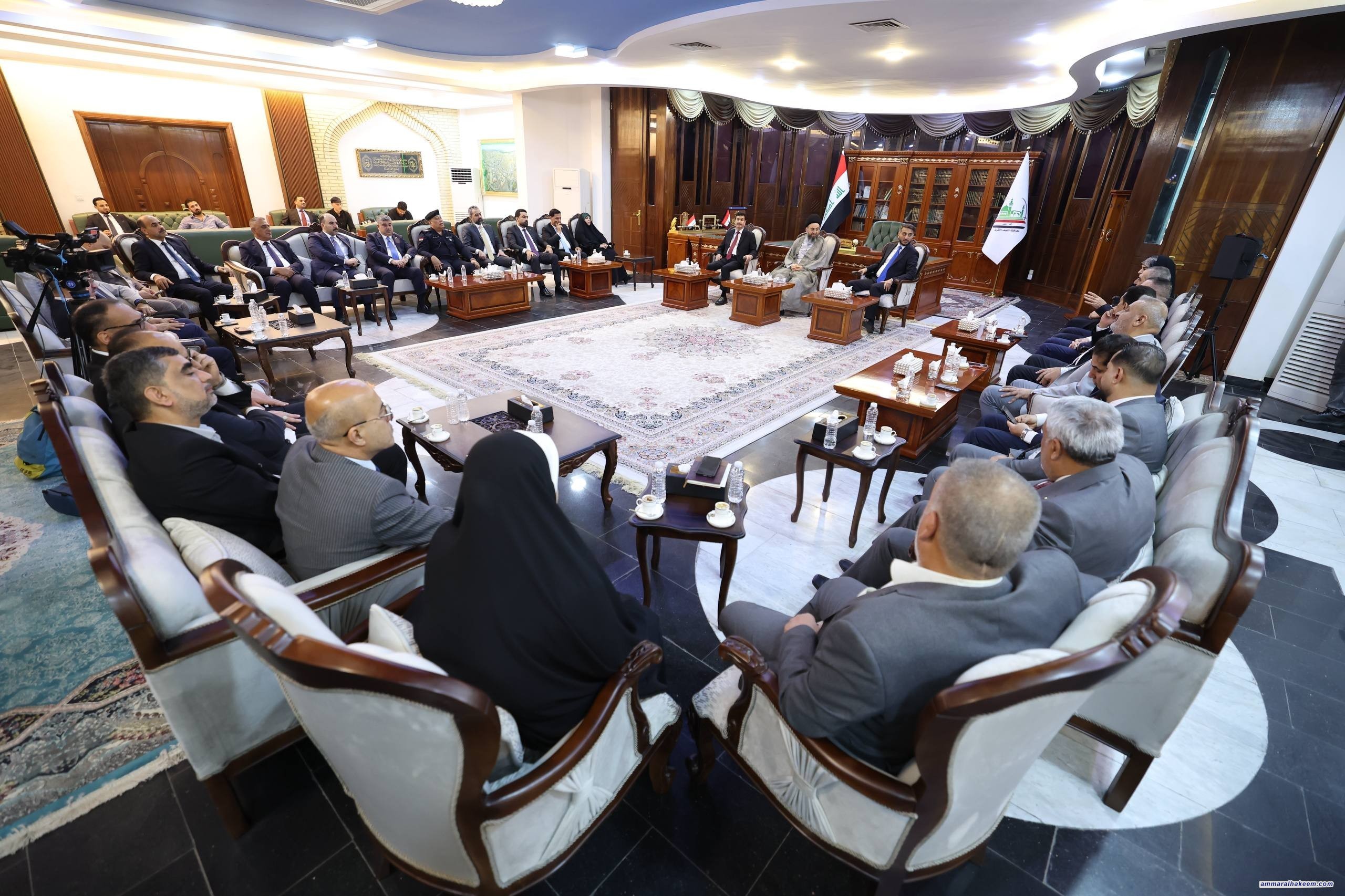 السيد الحكيم يدعو إلى توسيع صلاحيات الحكومات المحلية وتشريع قانون اللامركزية