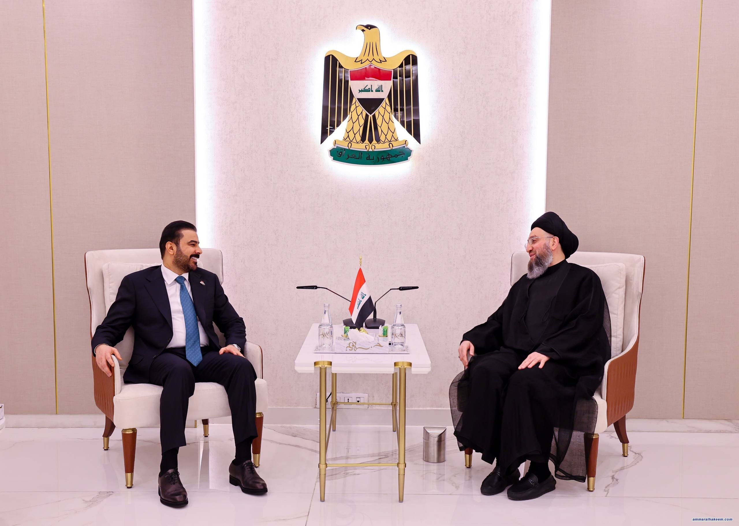 السيد الحكيم يستقبل رئيس الوزراء ويشدد على استثمار الأزمات لتحقيق الإصلاحات الجوهرية