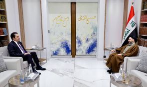 سەماحەتی سەید حەكیم چاوی بە موحسن مەندەلاوی دەكەوێت و گرنگی زاڵكردنی بەرژەوەندی گشتی و گۆڕینی بەڵێنەكانی هەڵبژاردن بۆ كاری واقعی دووپات دەكاتەوە