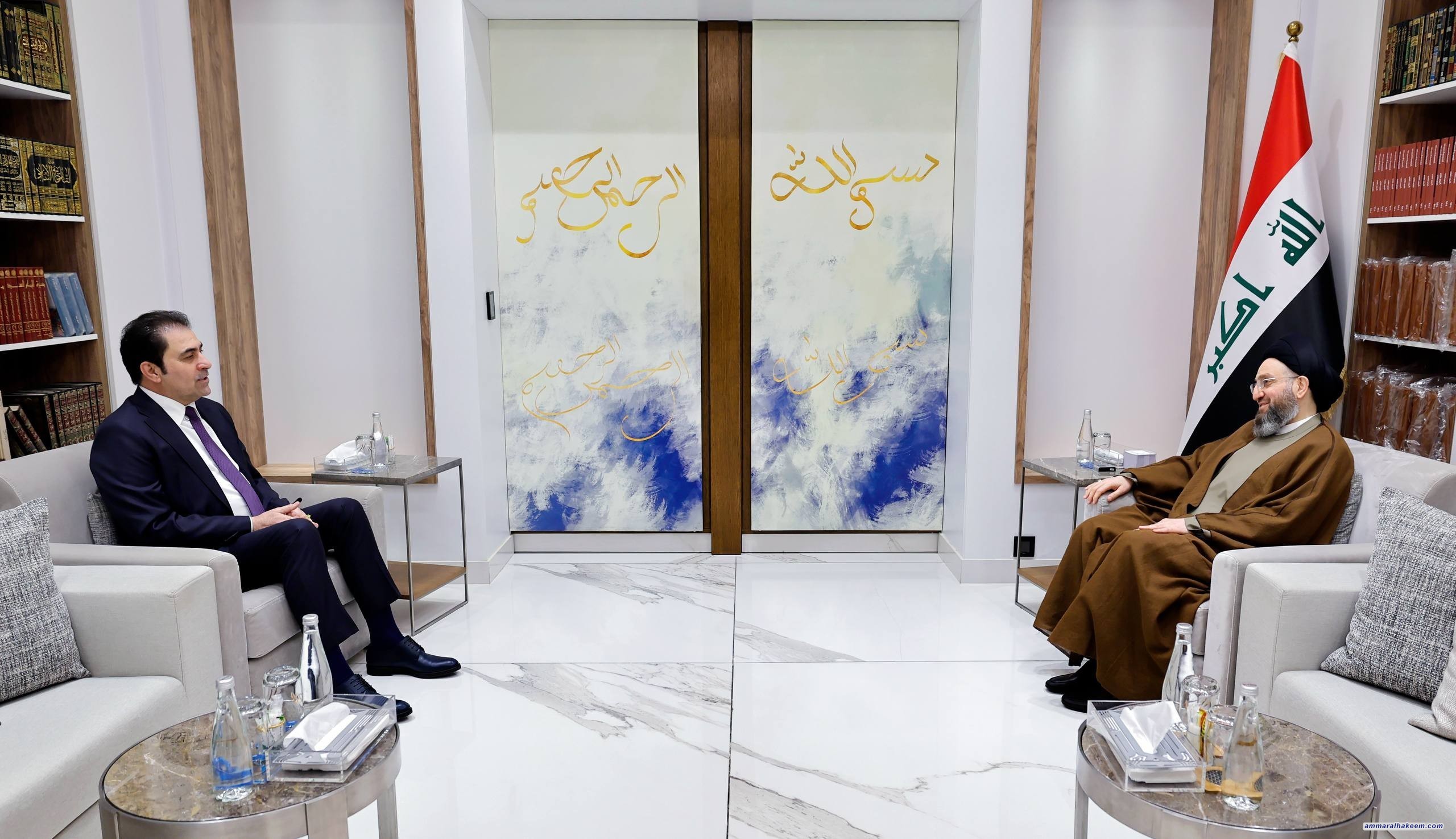 سەماحەتی سەید حەكیم چاوی بە موحسن مەندەلاوی دەكەوێت و گرنگی زاڵكردنی بەرژەوەندی گشتی و گۆڕینی بەڵێنەكانی هەڵبژاردن بۆ كاری واقعی دووپات دەكاتەوە